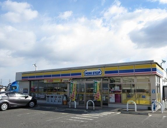 近くのコンビニまで1,100m（徒歩14分）