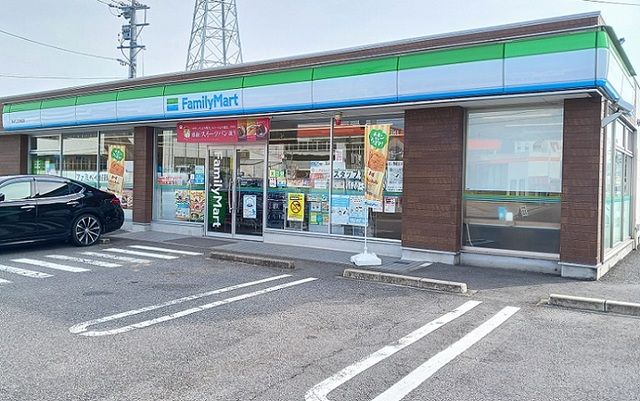 近くのファミリーマートまで350m(徒歩5分)