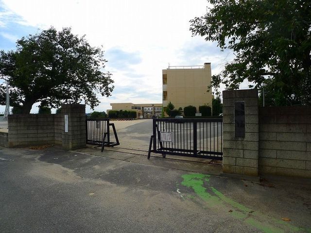 近くの伊勢崎市立あずま小学校まで600m（徒歩8分）