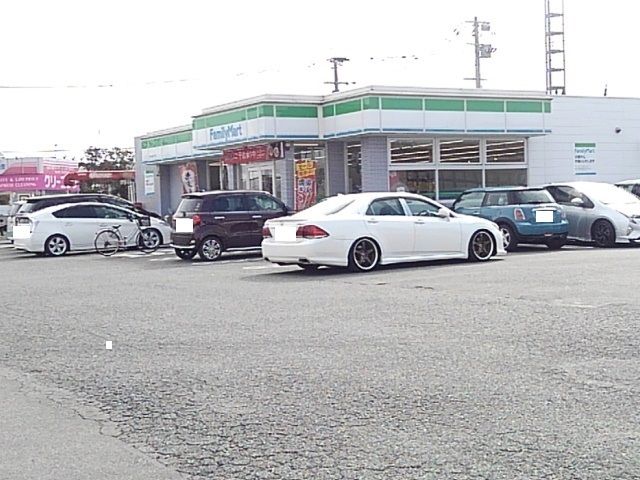 近くのファミリーマート西牟田谷川店まで850m（徒歩11分）