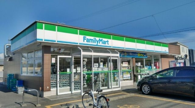 近くのファミリーマートまで350m（徒歩5分）