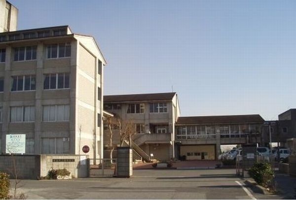 近くの東金東中学校まで4,200m(徒歩53分)
