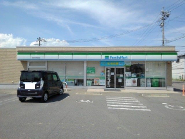 近くのファミリーマート長野川合新田店まで400m（徒歩5分）