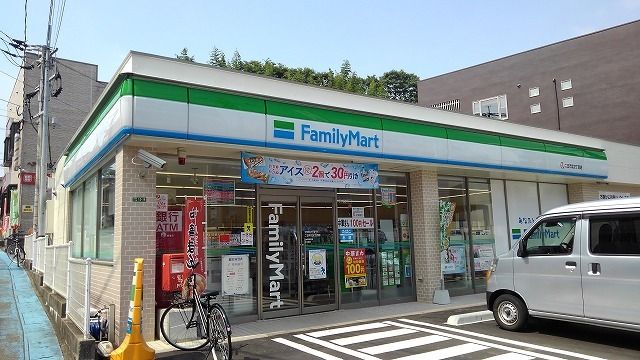 近くのファミリーマートまで230m（徒歩3分）