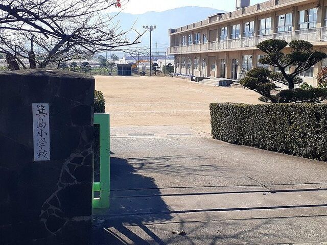 近くの箕島小学校まで1,600m(徒歩20分)