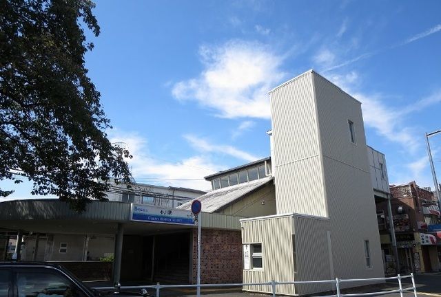 近くの小川駅まで400m(徒歩5分)