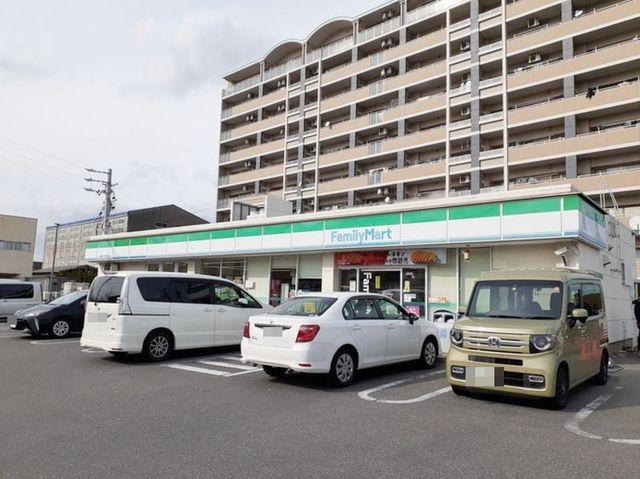 近くのファミリーマート 岡崎石工団地まで750m(徒歩10分)