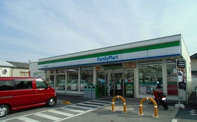 近くのファミリーマート東近江能登川様まで300m（徒歩4分）