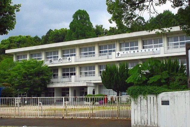 近くの東部小学校まで900m（徒歩12分）