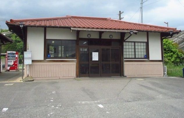 近くの東多久駅まで350m（徒歩5分）