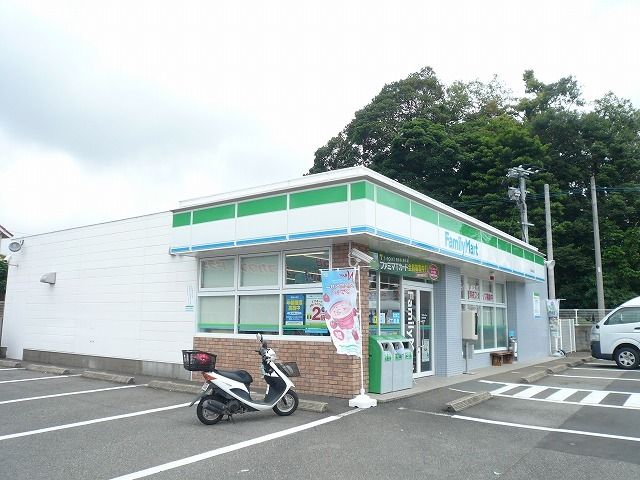 近くのファミリーマート川南中央店まで500m（徒歩7分）
