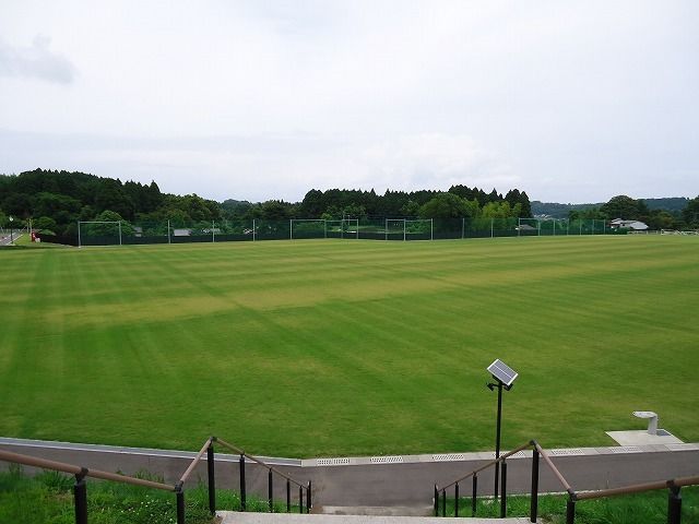 近くの川南運動公園まで1,300m（徒歩17分）