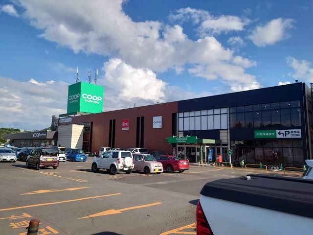 近くのコープさっぽろ　藤野店まで300m（徒歩4分）