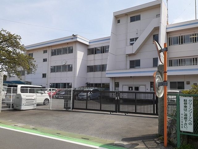 近くの川島町立中山小学校まで340m（徒歩5分）