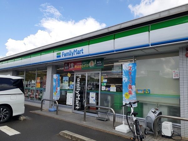 近くのファミリーマートさんまで1,100m（徒歩14分）