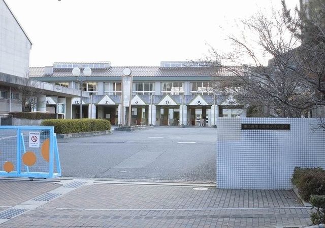 近くの高美が丘小学校まで1,500m(徒歩19分)