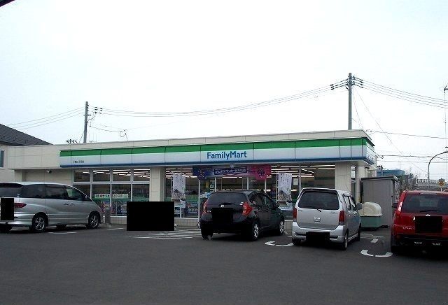 近くのファミリーマート小鶴2丁目店まで700m(徒歩9分)