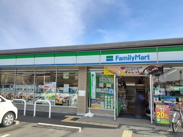近くのファミリーマート様まで154m（徒歩2分）