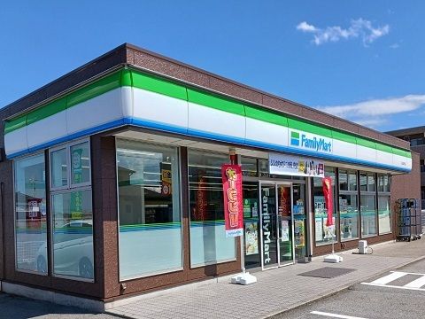近くのファミリーマート富山金代店まで750m（徒歩10分）