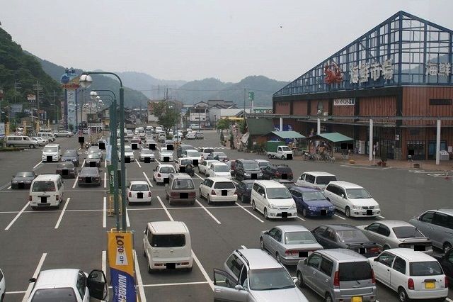 近くの舞鶴港とれとれセンターまで600m（徒歩8分）