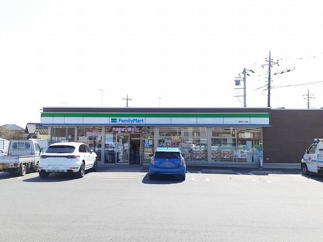 近くのファミリーマートまで220m（徒歩3分）