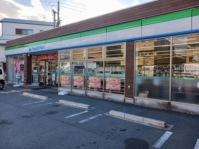 近くのファミリーマート様まで350m（徒歩5分）