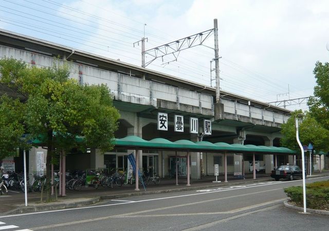 近くの安曇川駅まで600m（徒歩8分）