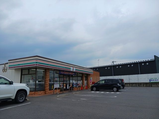 近くのセブンイレブン吉岡バイパス店まで600m（徒歩8分）