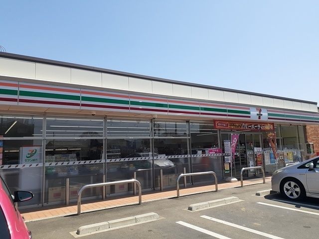 近くのセブンイレブン友部駅前通り店まで481m（徒歩7分）