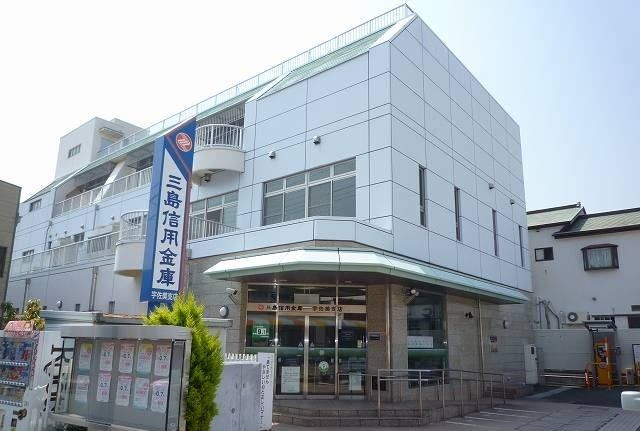 近くの三島信用金庫宇佐美支店まで550m（徒歩7分）