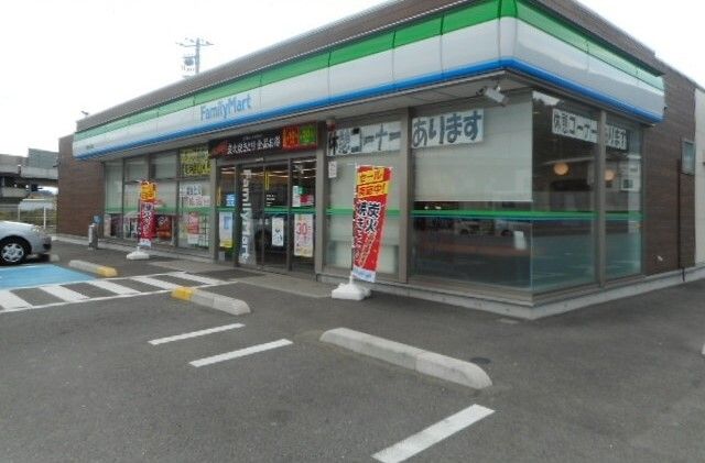 近くのファミリーマート有田川水尻店様まで350m（徒歩5分）