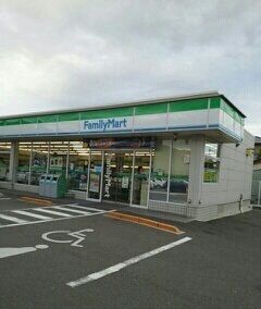 近くのファミリーマート三条店さんまで650m（徒歩9分）