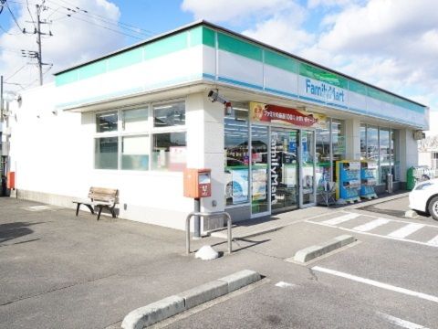 近くのファミリーマート鏡石境栄店まで180m（徒歩3分）