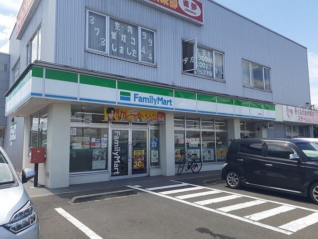 近くのファミリーマート泉関場店まで550m（徒歩7分）