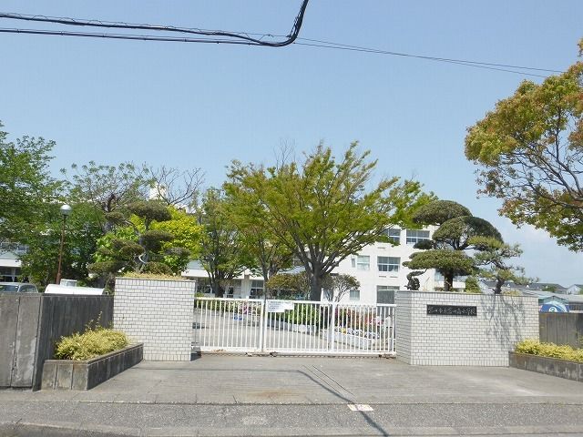近くの磐田南小学校まで550m（徒歩7分）