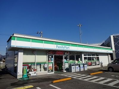 近くのファミリーマート藍住町笠木店様まで700m（徒歩9分）