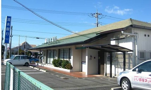 近くの銀行まで600m（徒歩8分）
