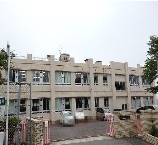 近くの五日市観音小学校まで900m（徒歩12分）