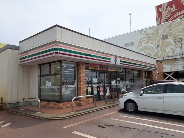 近くのコンビニまで308m（徒歩4分）