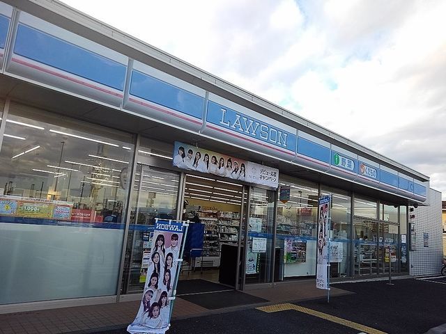 近くのコンビニまで300m（徒歩4分）