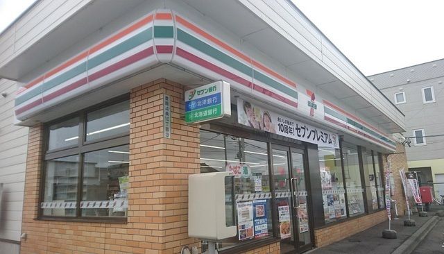 近くのセブンレブン旭川豊岡１０丁目店まで600m（徒歩8分）