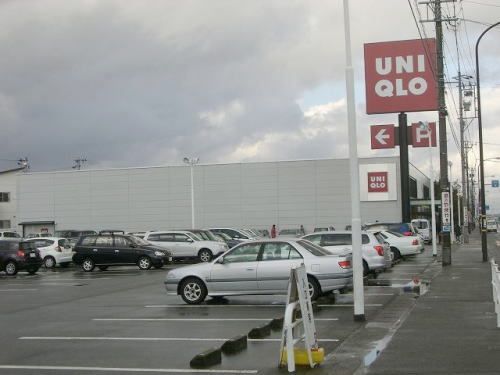 近くのユニクロ 福井灯明寺店まで750m（徒歩10分）