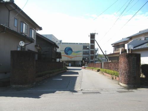 近くの仁愛女子短期大学まで1,600m（徒歩20分）