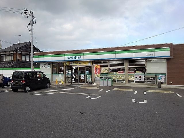 近くのファミリーマート 中津中殿店まで800m（徒歩10分）