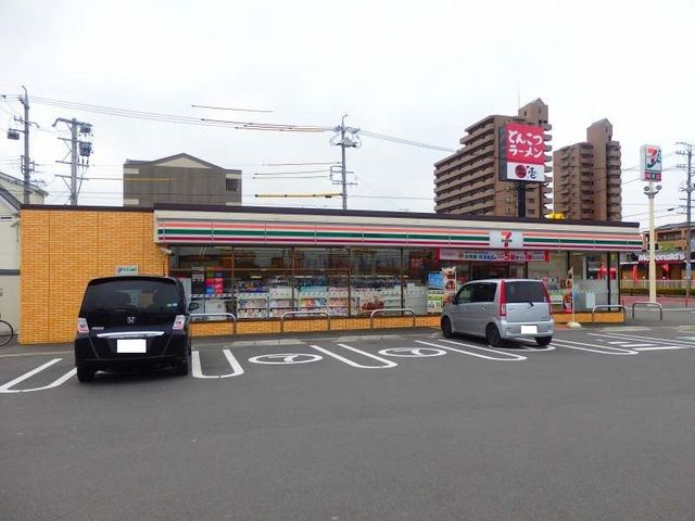 近くのセブンイレブン川越町富洲原店まで600m（徒歩8分）