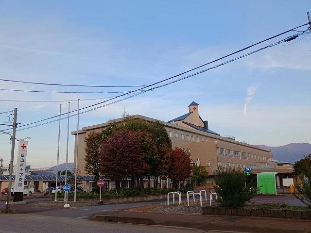 近くの飯山赤十字病院まで1,800m（徒歩23分）