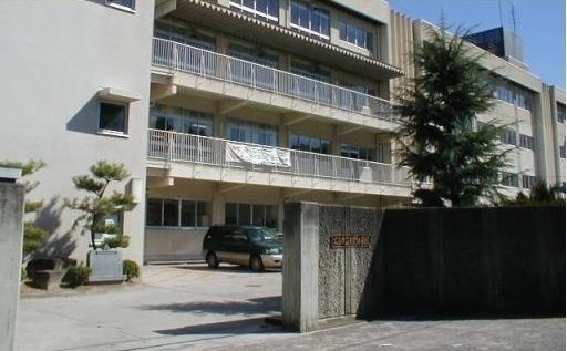 近くの矢野小学校まで1,000m（徒歩13分）