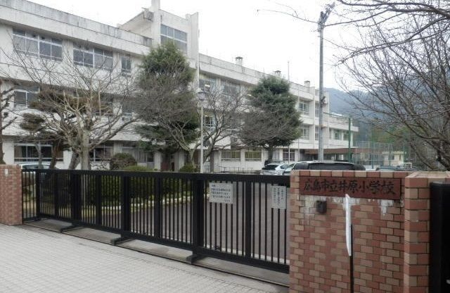 近くの井原小学校まで500m(徒歩7分)