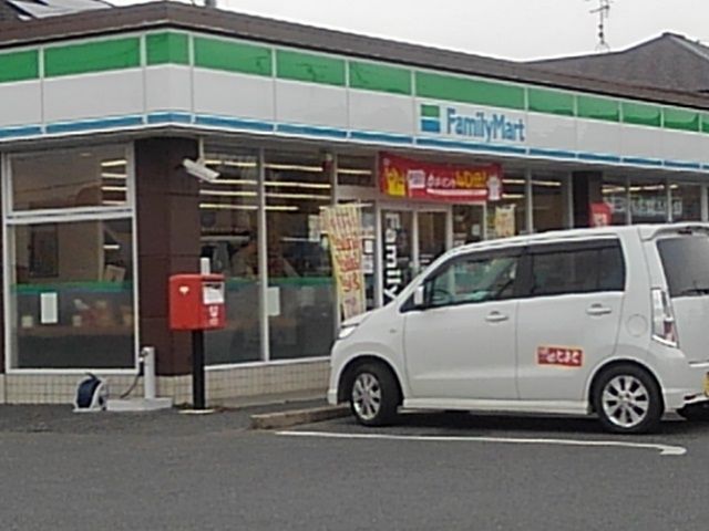 近くのファミリーマートまで650m（徒歩9分）