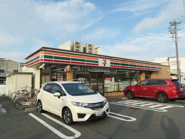 近くのセブン-イレブン岡崎上六名店まで500m（徒歩7分）